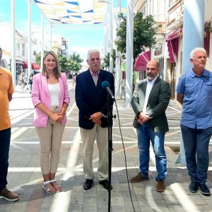 El diputado provincial Manuel Ángel Chacón supervisa el proyecto de entoldado de la calle Víctor Pradera