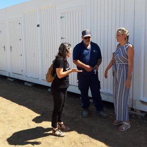 María Naval presenta los nuevos módulos de servicios con los que contará este año la playa de Costa Ballena Chipiona