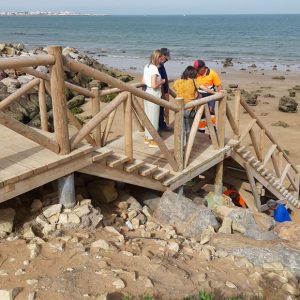 María Naval informa que la Delegación de Playas se encuentra ultimando los trabajos de montaje en la costa chipionera