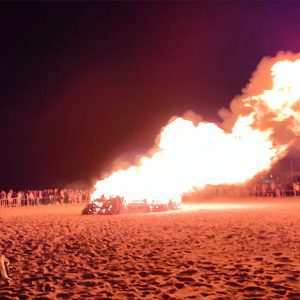 Fuego purificador y fiesta para la bienvenida al verano chipionero