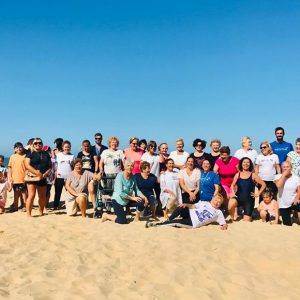 Sesión en la playa de Regla para cerrar las clases de gimnasia del Centro de Mayores de Chipiona