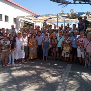 52 personas mayores de Rota visitan el Centro de Interpretación ‘Rocío Jurado’ en una jornada turística en Chipiona
