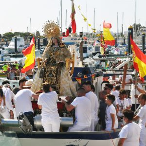 Multitudinaria presencia de fieles en la fiesta de la Virgen del Carmen y en su paseo por todo el litoral