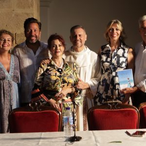 Gran éxito de la presentación del libro Anónimos Infinitos 3 de Marina Bernal en el Claustro de Chipiona con mas de 200 personas que lo abarrotaron