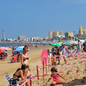 El verano en la Playa de Chipiona , primer concurso de castillos en la arena