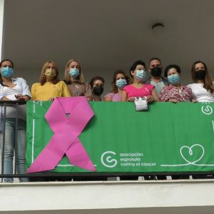 Monumentos y edificios de Chipiona se iluminan hoy de rosa para sensibilizar sobre la lucha contra el cáncer de mama