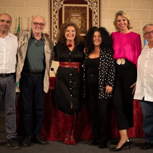 Marina Bernal pasó con sus ‘Anónimos Infinitos 3’ por la Feria del Libro de Jerez que está siendo un  éxito de público y presentaciones