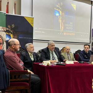 Ateneo de Sevilla, a rebosar, acogió la presentación de la 16 edición de la obra «Mi Cristo Roto»