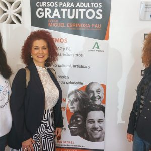 Isabel María Fernández supervisa las mejoras realizadas en el Centro de Educación de Adultos de Chipiona