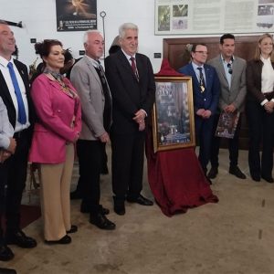 La Hermandad del Cristo presenta su cartel de la Semana Santa 2023 obra de José Blanco y al pregonero de este año Antonio Manuel Pedrosa