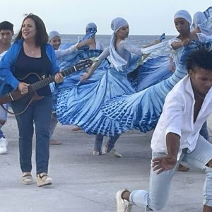 Liuba María Hevia estrena el videoclip grabado en el Malecón de La Habana “Serenata bendita” dedicado a la Virgen de Regla