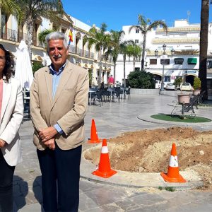 Comienzan trabajos de mejora de especies vegetales en la plaza Juan Carlos I