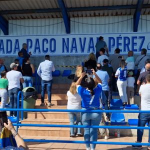 Emocionante homenaje a Paco Naval con la retirada por el Chipiona C.F. de su camiseta número 4 y la inauguración de una grada con su nombre