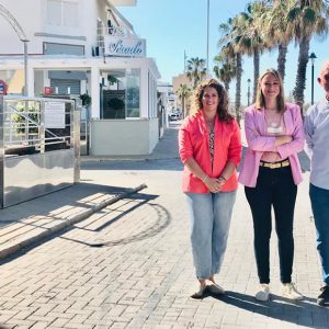 María Naval en desacuerdo con el corte de tráfico del Paseo Costa de la Luz durante el fin de semana del Mundial de Motociclismo
