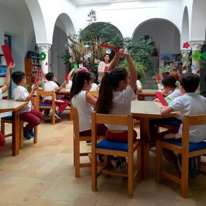 Hoy ha comenzado el programa de actividades para conmemorar el Día del Libro con la visita de escolares a la Biblioteca Pública Municipal