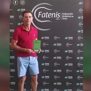 El tenista chipionero Manuel Massip se proclama subcampeón en el Campeonato de Andalucía de Tenis en categoría +60