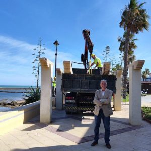 El Alcalde de Chipiona informa de la demolición de las pérgolas del paseo de las Canteras debido a su estado de oxidación y deterioro