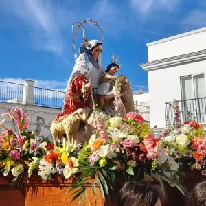 La comunidad educativa del colegio Divina Pastora finaliza el triduo con la procesión de la Virgen y la eucaristía en la Parroquia