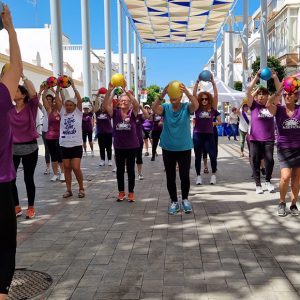 Una mesa informativa y una sesión de Pilates en el Día Internacional de la Fibromialgia y Síndrome de Fatiga Crónica en Chipiona