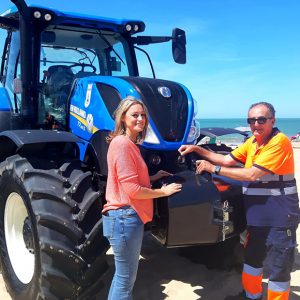 María Naval se congratula por la renovación de las banderas azules para Chipiona y anuncia la llegada de un nuevo tractor para las playas