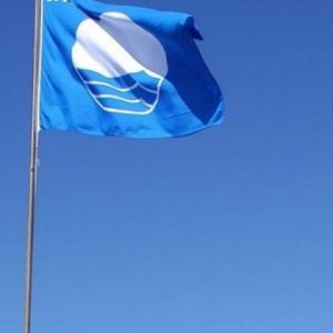 Chipiona renueva las cinco Banderas Azules en sus playas además del Puerto Deportivo y la calificación como Centro Azul al Centro El Camaleón