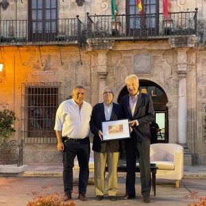 Presentados en Lora del Río las biografías de sus dos hijos predilectos Gracia Montes  y el catedrático emérito de literatura Rogelio Reyes