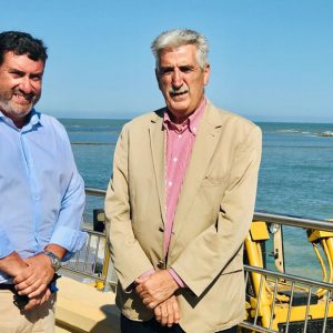 Patricio Poullet y Luis Mario Aparcero supervisan los trabajos de bypass de arena de la zona del Muelle a la de la Cruz del Mar