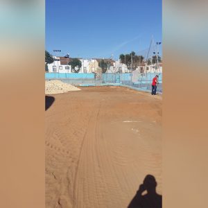 Comienza la construcción de una nueva pista de pádel en el Polideportivo Municipal de Chipiona