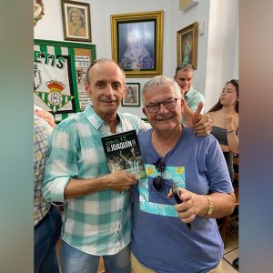 Juan Carlos Sáenz obsequiado con el primer ejemplar editado del libro sobre la despedida del mítico futbolista bético Joaquín