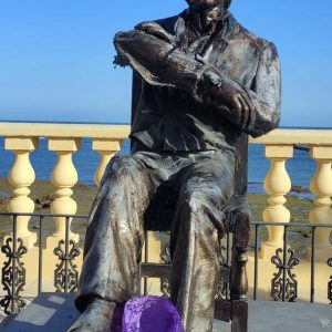 La escultura de Manolo Sanlúcar víctima del vandalismo en Chipiona