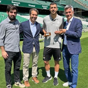 El jugador del Betis, Guido Rodríguez, galardonado con el I Trofeo Santi Roldán de Canal Sur