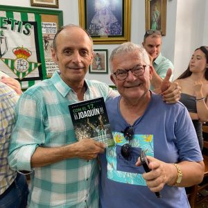 Juan Carlos Sáenz recibe el primer ejemplar del libro “Con el 17… Joaquín” en el Día del Socio de la Peña Bética