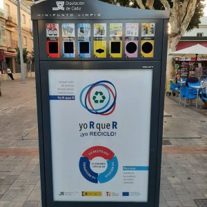 Colocado un mini punto limpio en la zona peatonal de Víctor Pradera por la participación de Comercio en la campaña ‘Yo R que R’