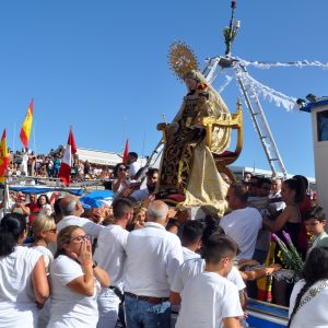 Los barcos pesqueros de Chipiona, acompañaron a la Virgen del Carmen, hasta alta mar y volvieron enseguida a puerto