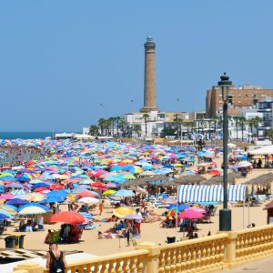 La ola de calor llenó las playas de Andalucía y de Chipiona, con los hoteles rozando el lleno