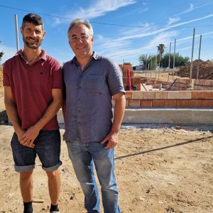 Pepe Mellado y Tano Guzmán supervisan las obras del futuro Centro de Atención Animal de Chipiona en El Abulagar