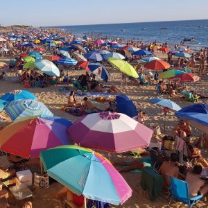 El aforo de las playas de Chipiona a rebosar