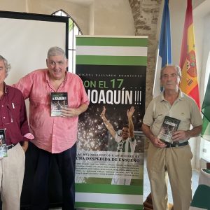 Los presidentes del nuevo ateneo de Chipiona y la peña bética de Chipiona junto al del libro Con el 17…Joaquín