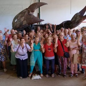 Comienzan las actividades de la cuarta edición de la Semana de las Personas Mayores con una visita el Monumento del Cangrejo