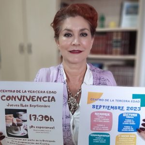 Isabel María Fernández presenta el programa de actividades y talleres del Centro de Mayores de Chipiona
