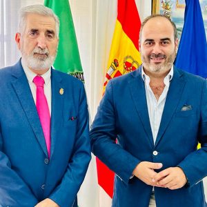 El diputado provincial Antonio Aragón trata con el alcalde de Chipiona para iniciar líneas de colaboración entre ambas administraciones