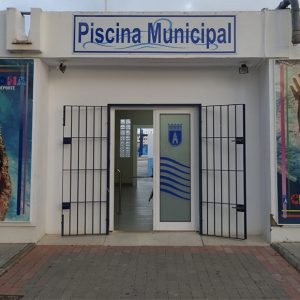 La piscina municipal de Chipiona ha vuelto a abrir hoy tras la parada técnica anual