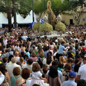 Chipiona con su Virgen de Regla entre nardos y oraciones