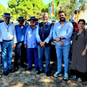 Joaquín Rivera Camacho recibió ayer un reconocimiento de la Hermandad del Pinar durante la celebración de La Fiesta de la Palmicha