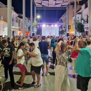 La actividad de dinamización comercial ‘Tardeo Latino’ llenó de público y animación el centro de Chipiona el pasado sábado