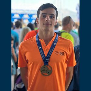 El chipionero Antonio Luis López Díaz del Club Deportivo Gredos San Diego de Madrid se proclama campeón de la Copa de España Junior 2 de aguas abiertas