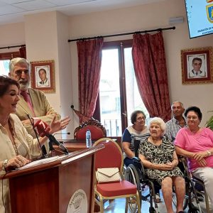 Mercedes Reyes González recibió ayer su homenaje como la mujer de más edad Chipiona