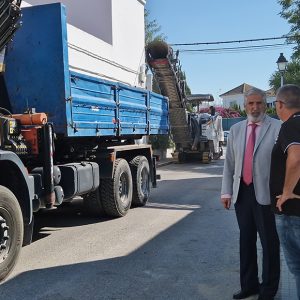 El alcalde de Chipiona supervisa el inicio de los trabajos de reasfaltado de la calle Doctor Gómez Ulla