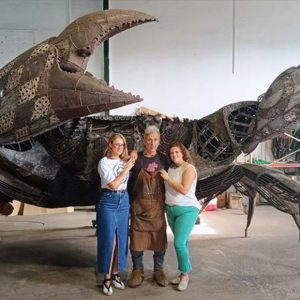 María Naval visita el taller de Alfredo Zarazaga y muestra su deseo de poder ver pronto la obra escultórica de los cangrejos en nuestro litoral