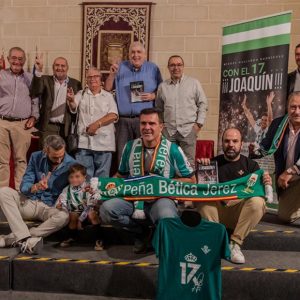 Juan Mellado lleva el beticismo chipionero a la presentación del libro ‘Con el 17… ¡¡¡Joaquín!!!’ en la Feria del Libro de Jerez